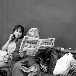 Une photo de Salah-Chouli représentant une grand'mère en train de lire un journal et une jeune-fille lisant par-dessus son épaule