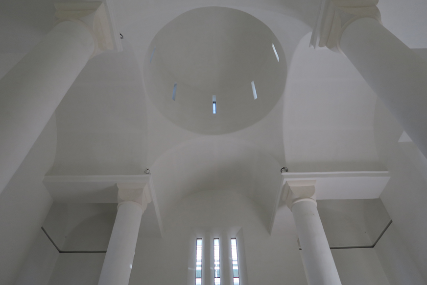 La cathédrale est de forme orthodoxe classique, en croix, avec un dôme central. Elle sera bientôt recouverte de fresques.