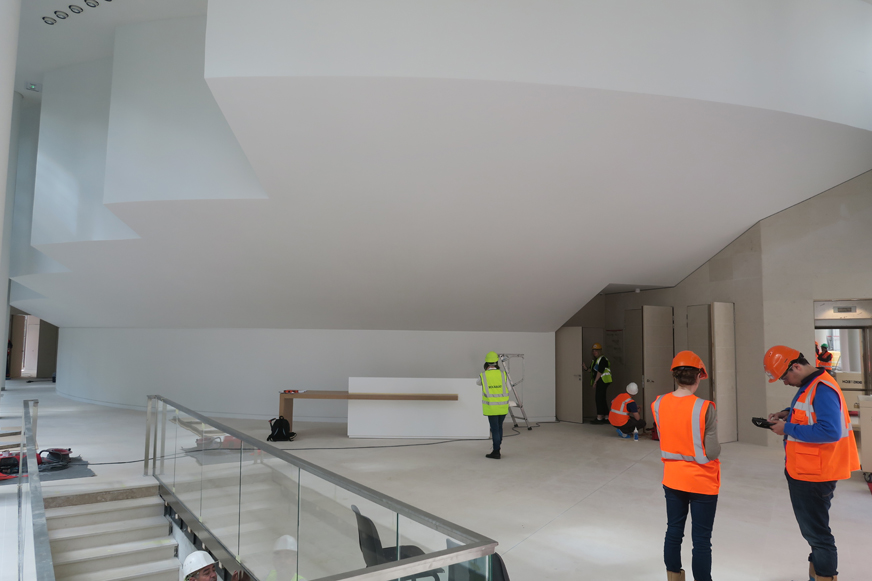 Le centre paroissial accueille aussi un auditorium. Pour créer un hall quasiment sans colonnes, les architectes ont en quelque sorte suspendu cet auditorium.