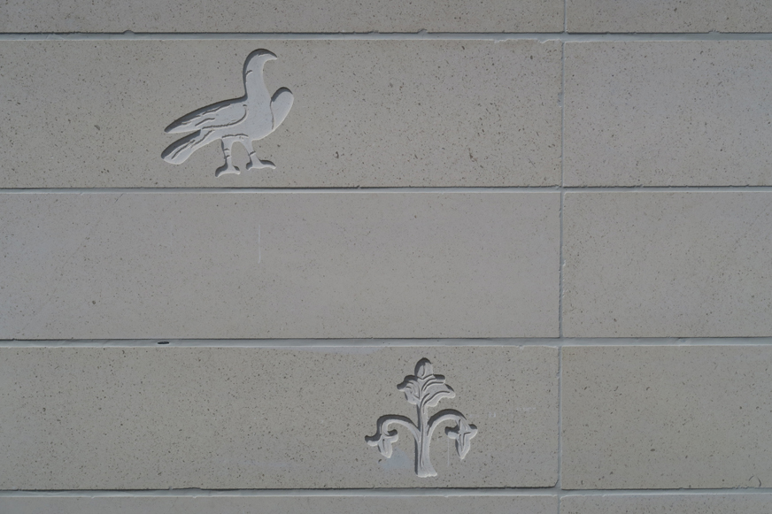 Les quatre façades de la cathédrale sont aussi ornées de petits reliefs décoratifs.