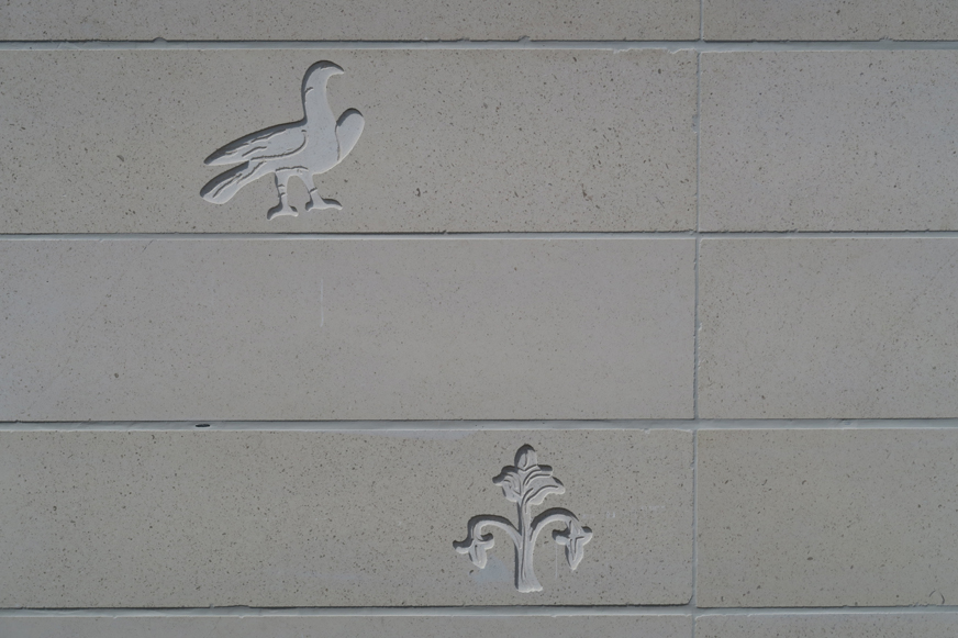 Les quatre façades de la cathédrale sont aussi ornées de petits reliefs décoratifs.